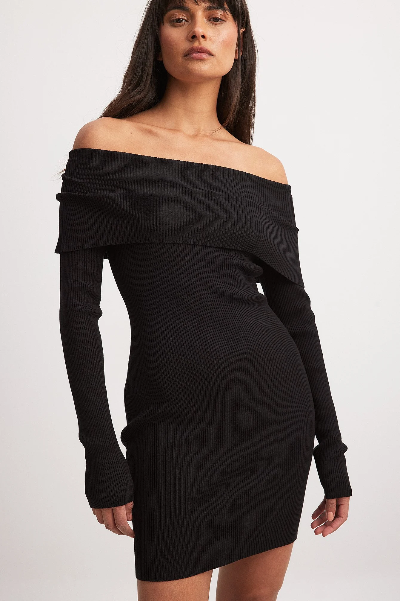 Schulterfreies Strick-Minikleid mit Falteneffekt
