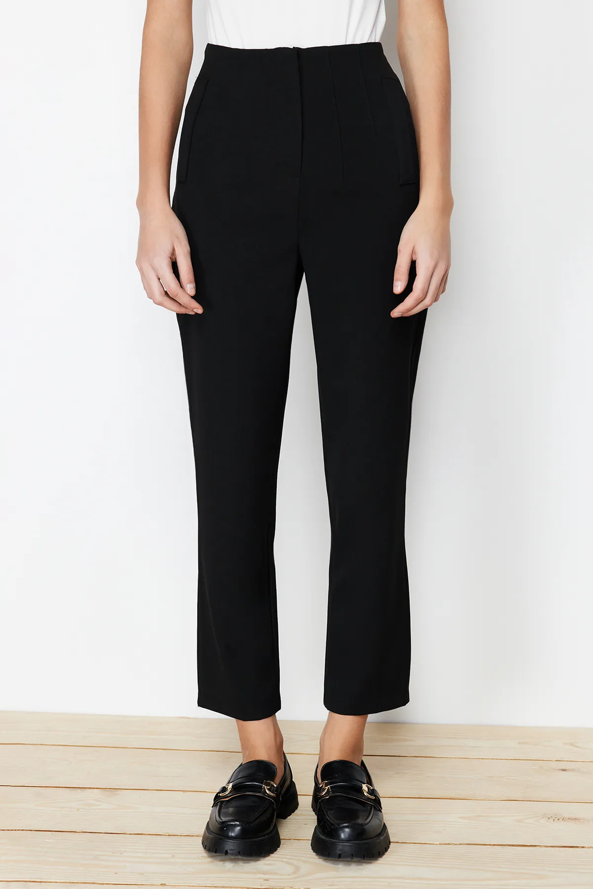 Trendyol Collection  Schwarze gewebte Hose aus Polyviskose-Stoff mit Zigarettenmuster TWOSS24PL00029