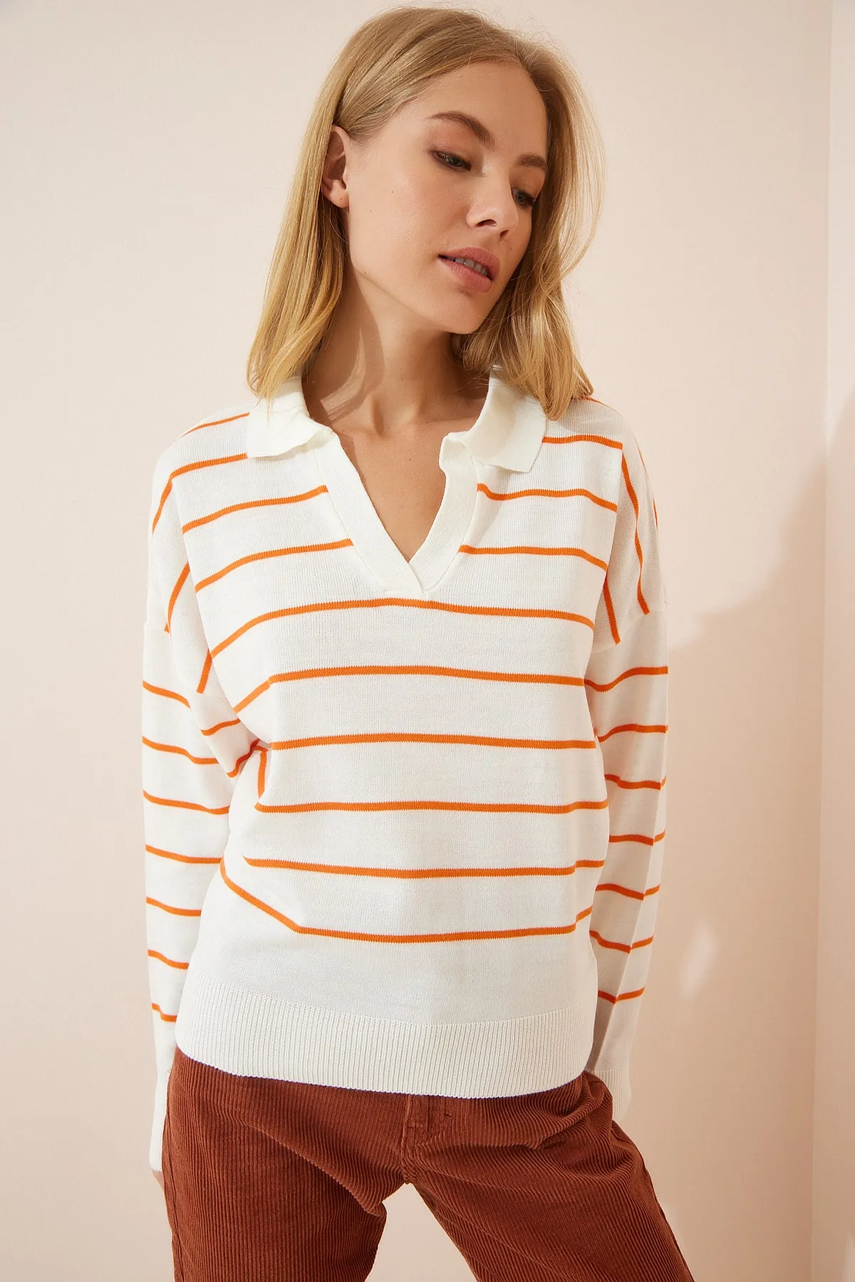 Happiness İstanbul  Orangefarbener, ecrufarbener, gestreifter Polokragen-Strickpullover für Damen BV00012