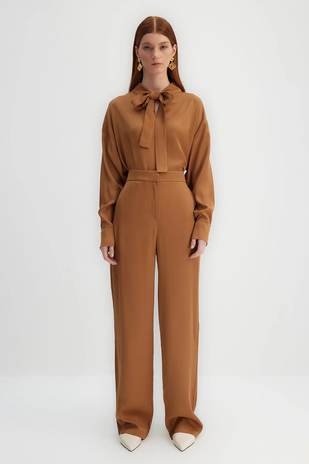 Trendyol Modest  X Kevser Sarıoglu Braunes Tunika-Hosen-Set aus Satingewebe mit Kragen und Krawatte TCLSS23US00006