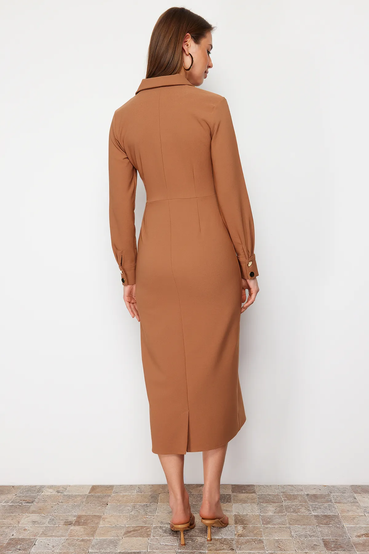 Trendyol Modest  Kamelfarbenes gewebtes Kleid mit zweireihigem Kragen und Knopfdetail TCTSS24EB00020