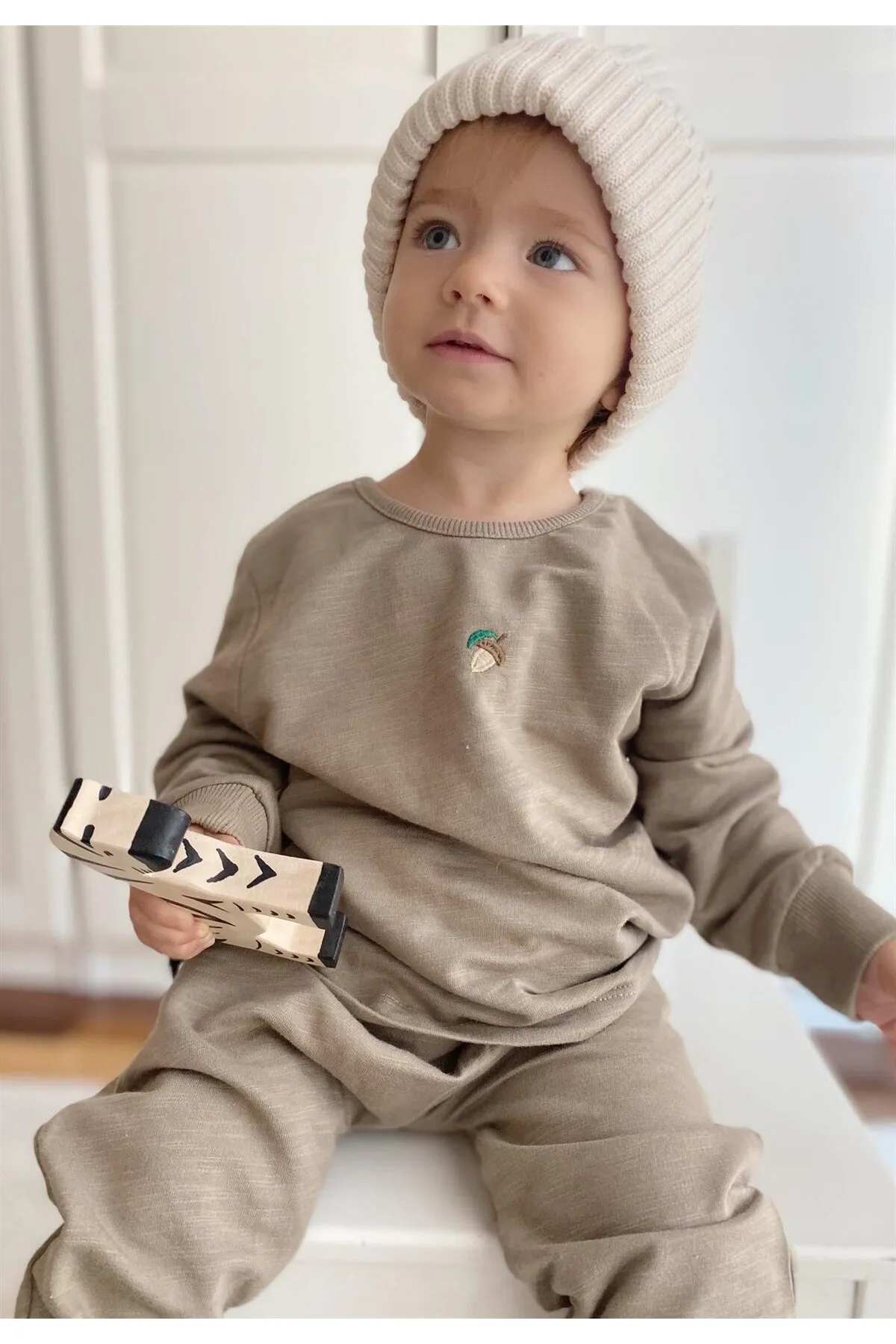 Cigit  Trainingsanzug mit Acorn-Stickerei, 0–4 Jahre, Nerz