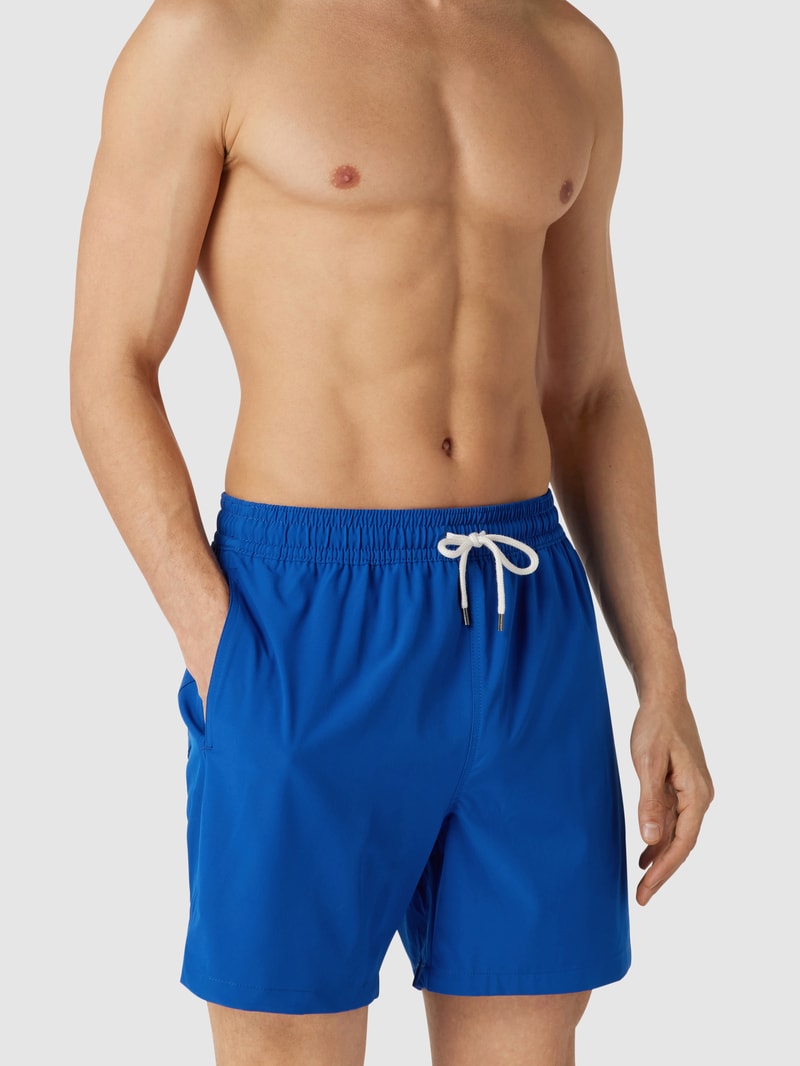 Badehose mit kontrastiven Details in royalblau