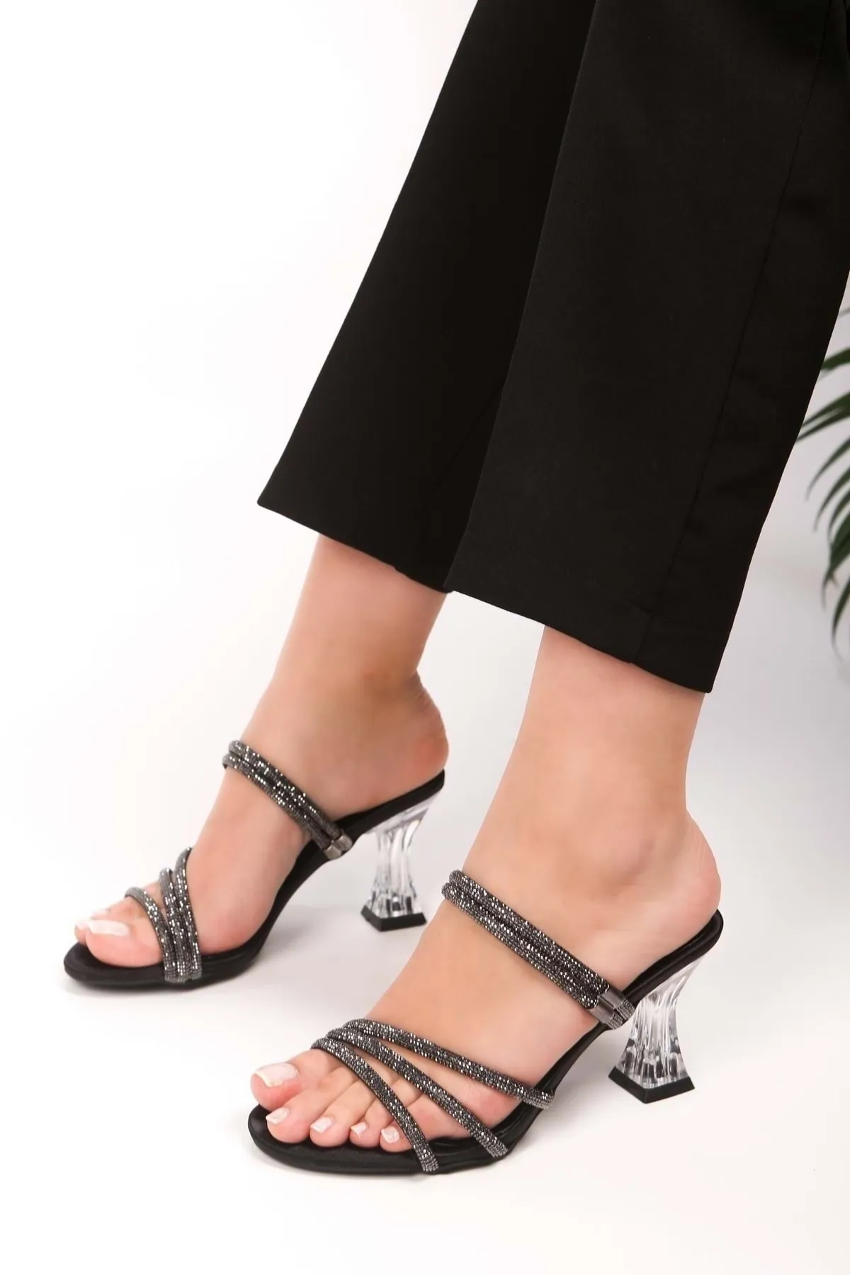 Shoeberry  Yeda-Hausschuhe und -Schuhe aus schwarzem Satin mit Steinabsatz für Damen