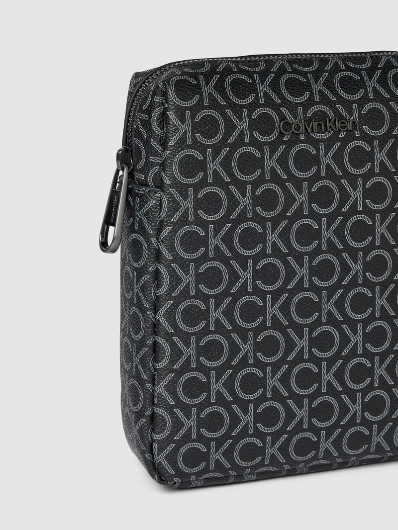 Umhängetasche mit Allover-Label-Details Modell 'MUST' in schwarz