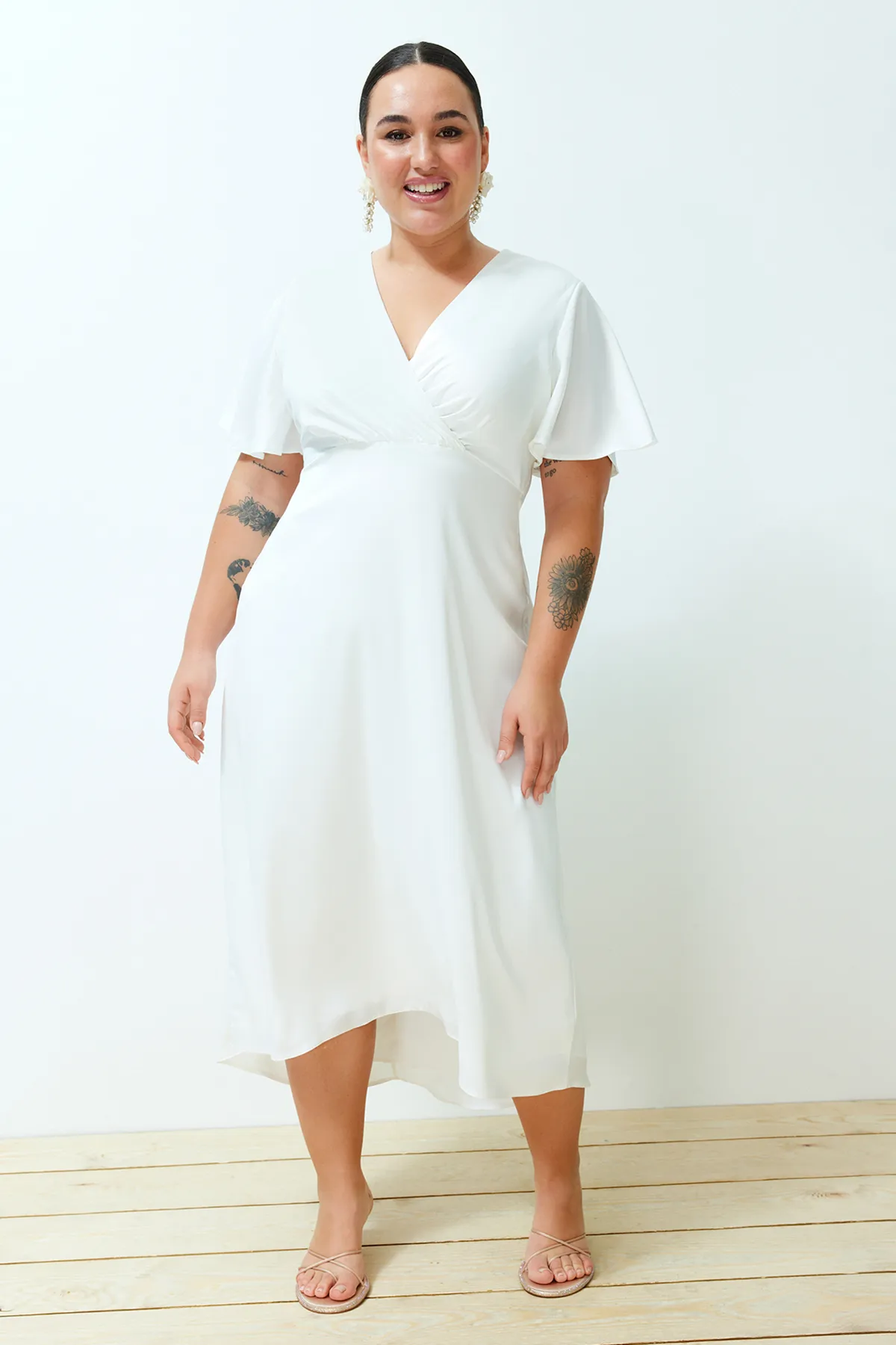 Trendyol Curve  Zweireihiges, gewebtes Brautkleid aus weißem Satin TBBSS24AH00106