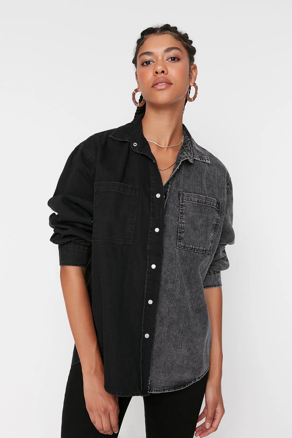 Trendyol Collection  Schwarzes Jeanshemd mit Farbblockdesign TWOAW22GO0127