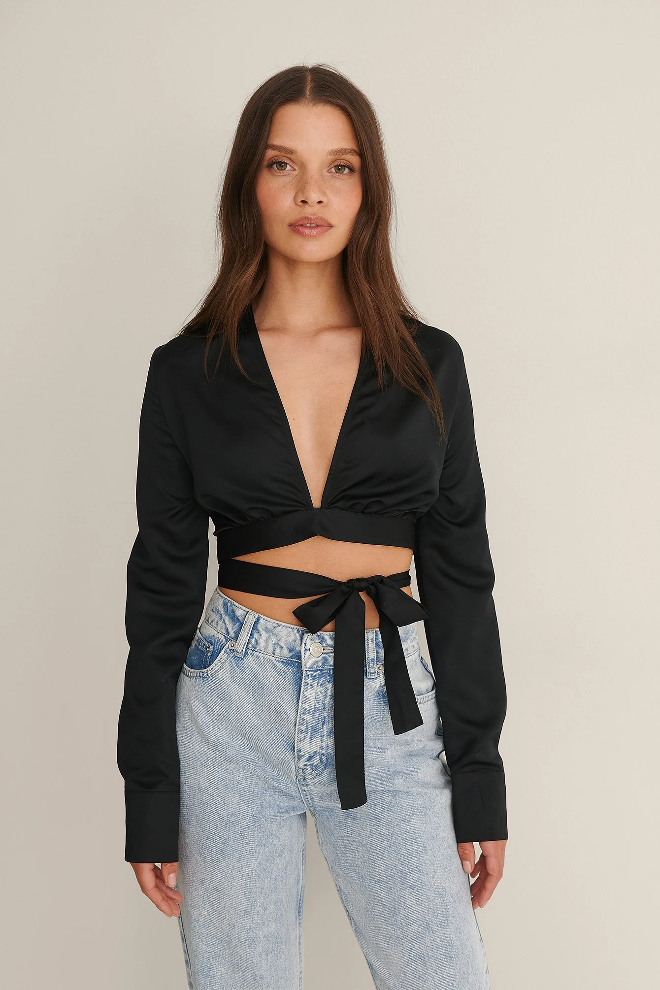 Recycelte Satinbluse mit V-Schnitt