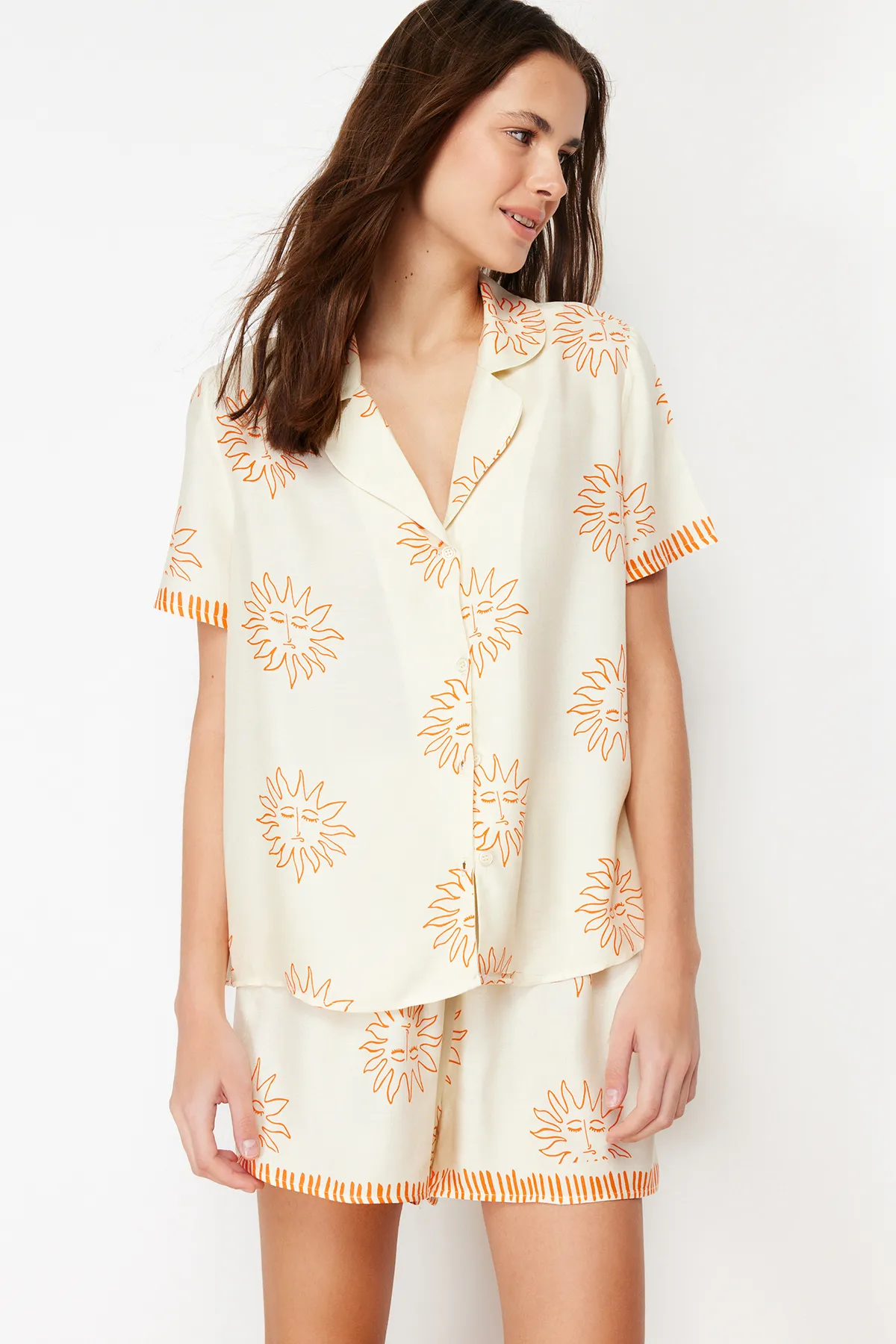 Trendyol Collection  Pyjama-Set aus gewebter Viskose mit Ecru-Orange-Galaxy-Muster THMSS24PT00009