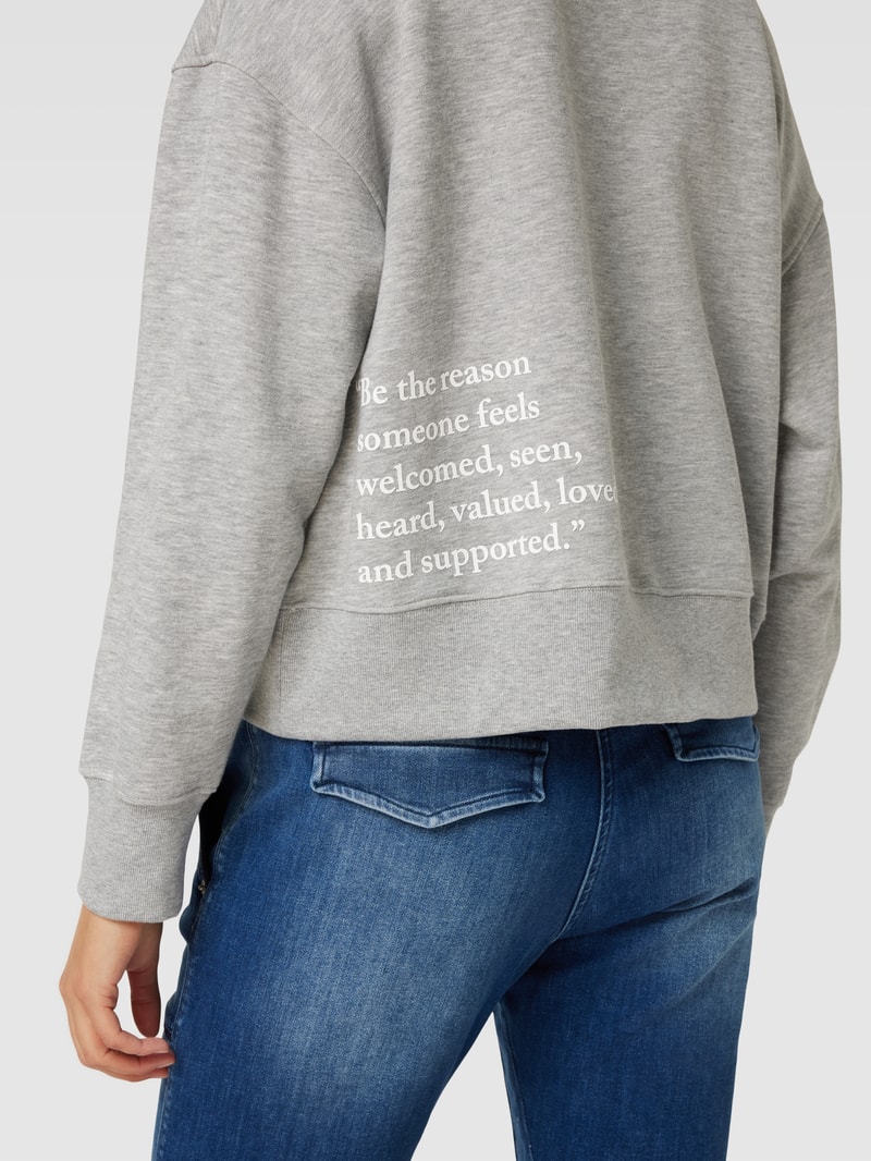 Sweatshirt mit Motiv-Stitching Modell 'Valentinstag' in hellgrau