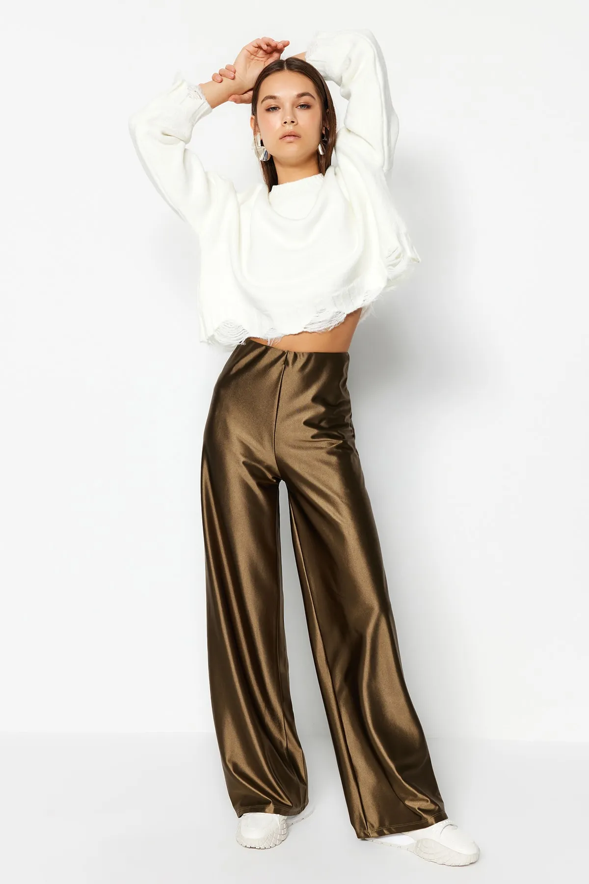 Trendyol Collection  Khakifarbene Premium-Satin-Hose mit weitem Bein/Strickhose mit weitem Bein TWOAW24PL00064