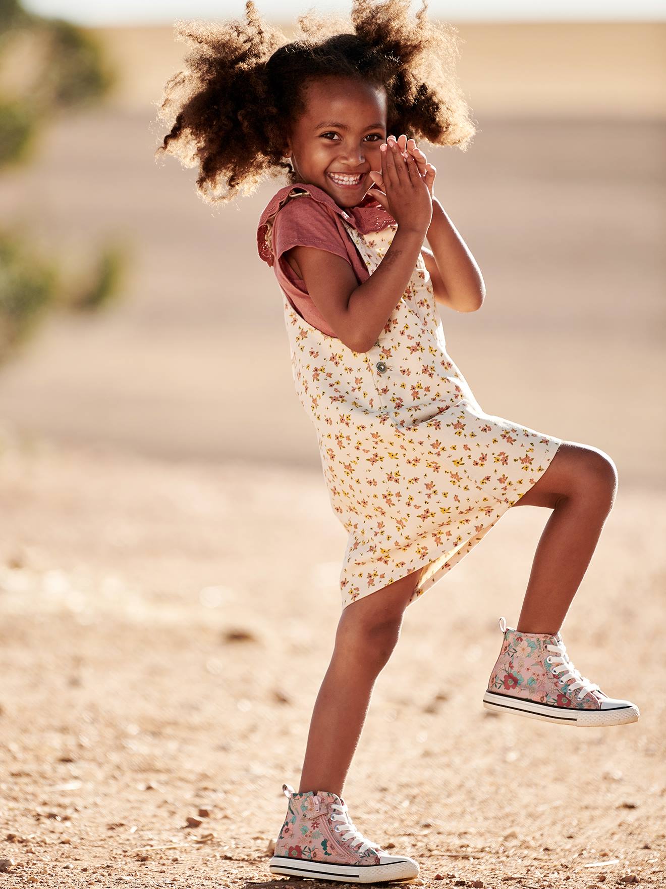 Robe-salopette à fleurs bretelles à volants beige rosé imprimé