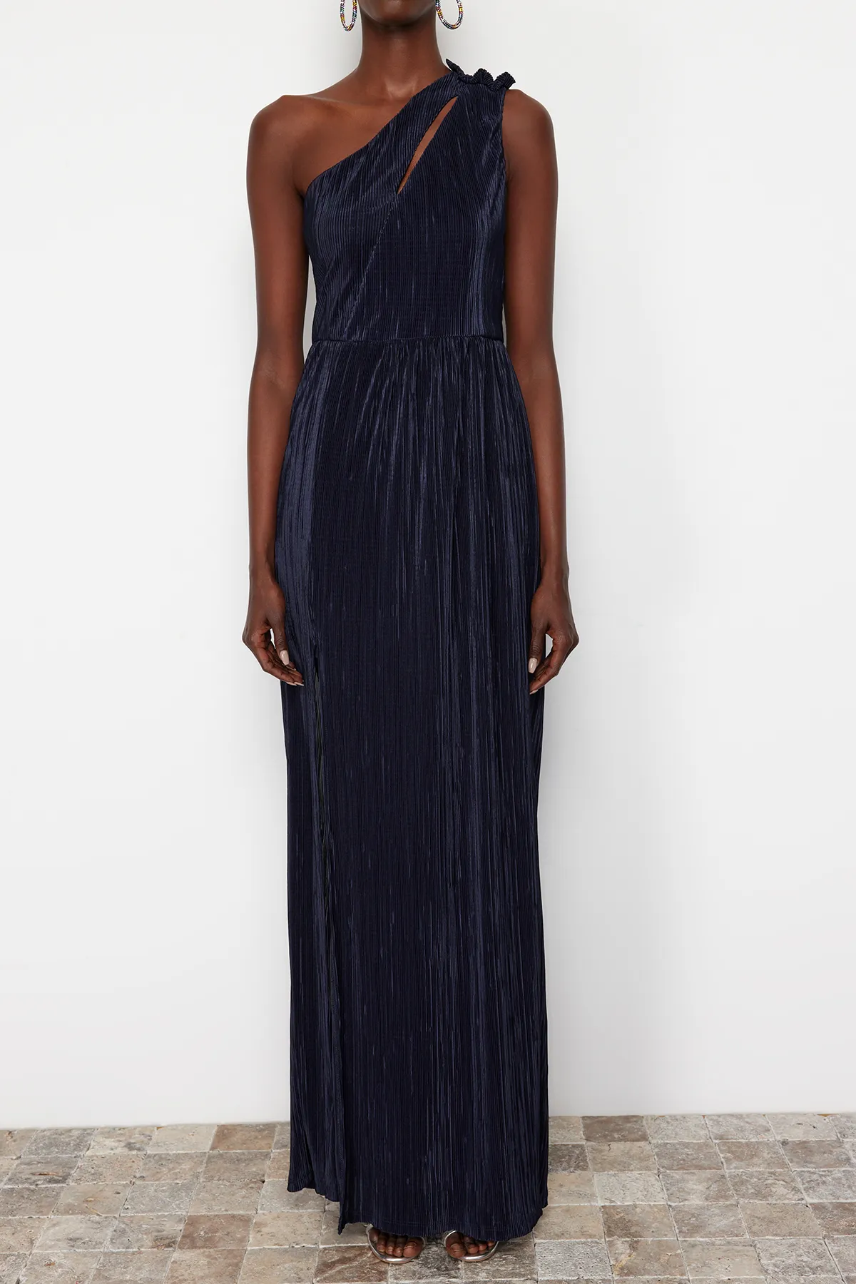 Trendyol Collection  Marineblaues, plissiertes, gefüttertes langes Abendkleid aus Strick TPRSS24AE00021
