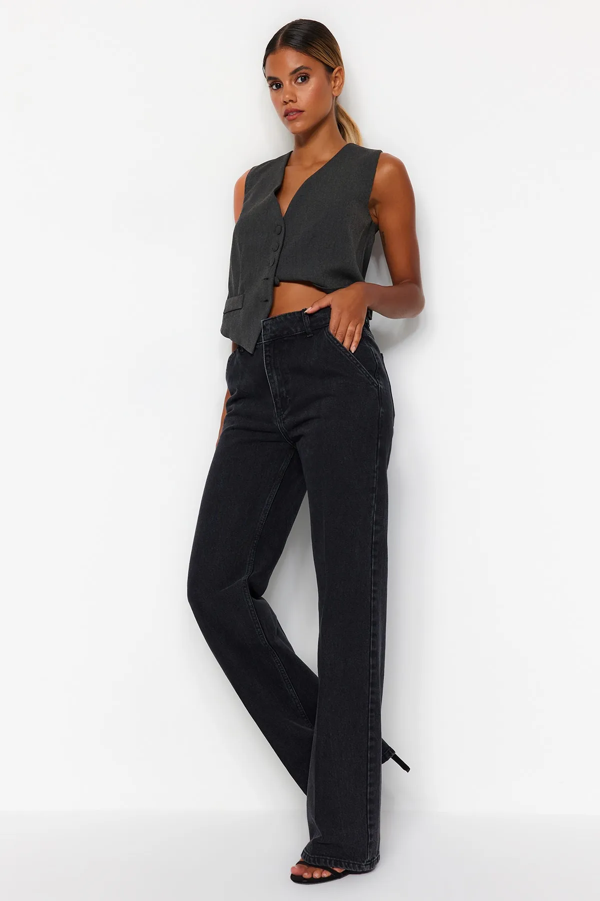 Trendyol Collection  Schwarze Jeans mit hoher Taille und weitem Bein und Taschendetail TWOAW24JE00006