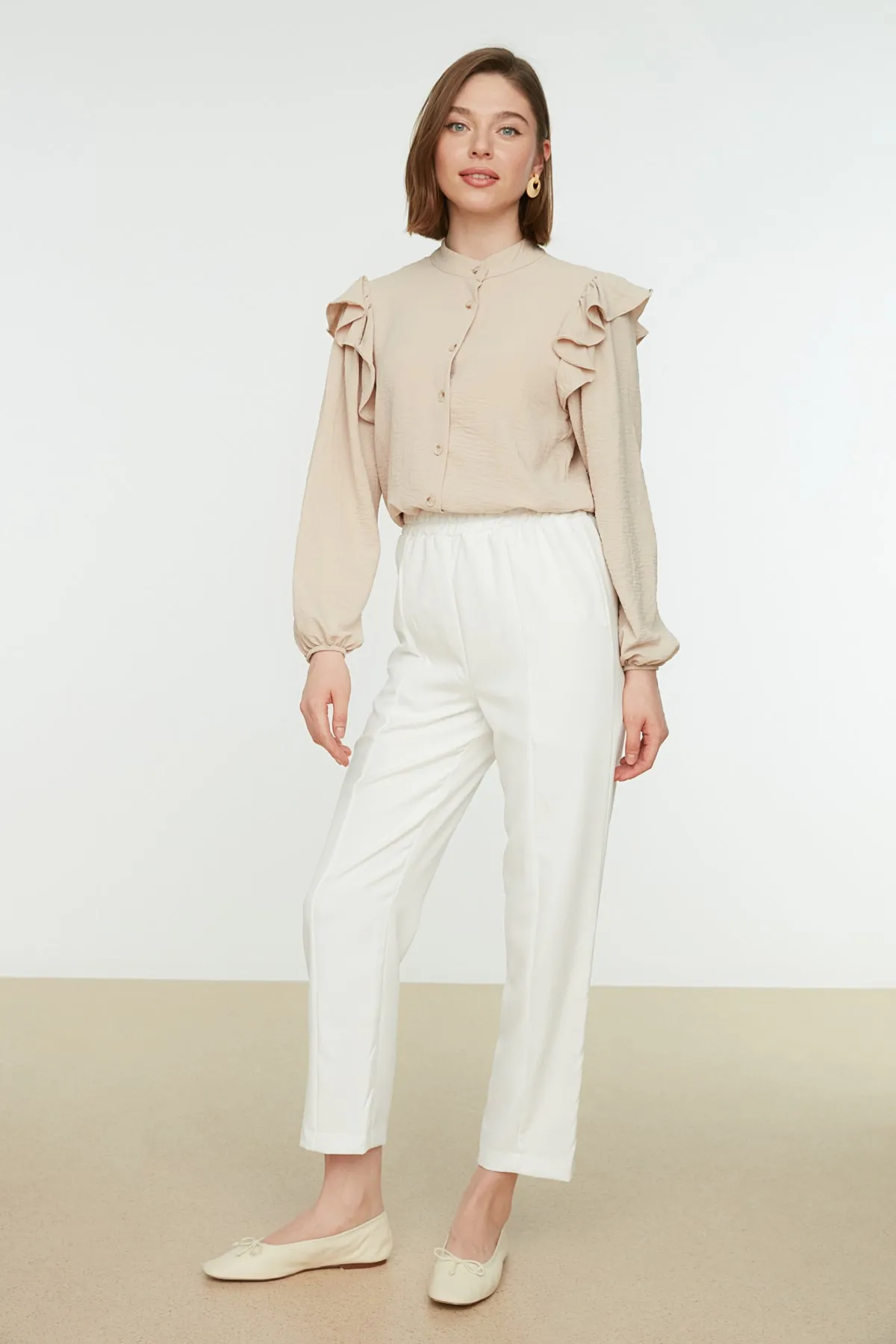 Trendyol Modest  Weiße gewebte Hose mit elastischem Bund und Rippendetails und geradem Schnitt TCTSS21PL0570