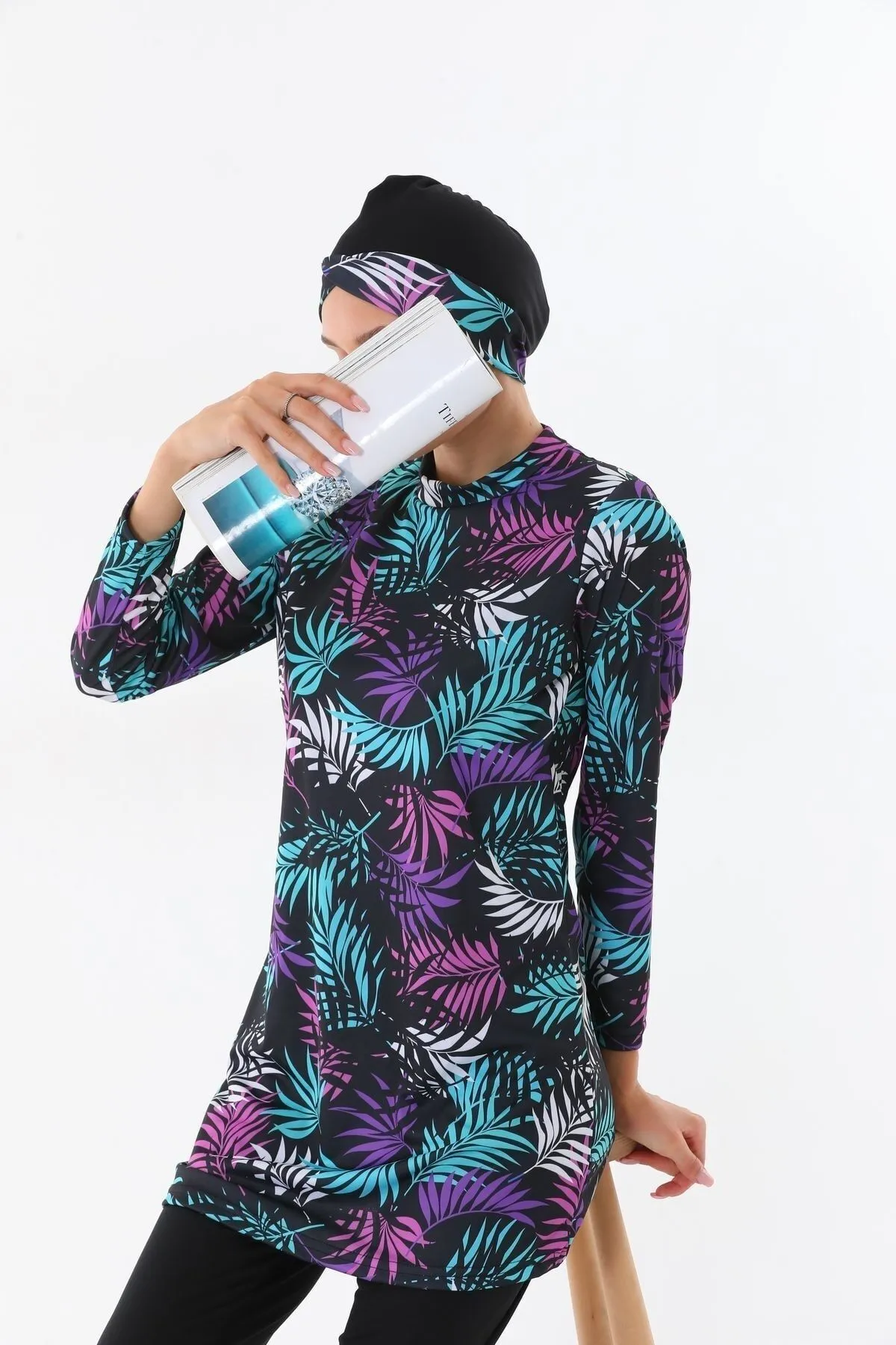 medipek  Voll bedeckter Hijab-Badeanzug aus Lycra - Schwarz-Rosa-Blatt