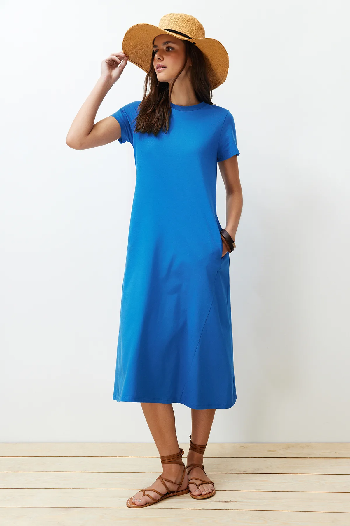 Trendyol Collection  Saks Premium Strick-Midikleid in A-Linie mit Rundhalsausschnitt und Taschen TWOSS24EL00169