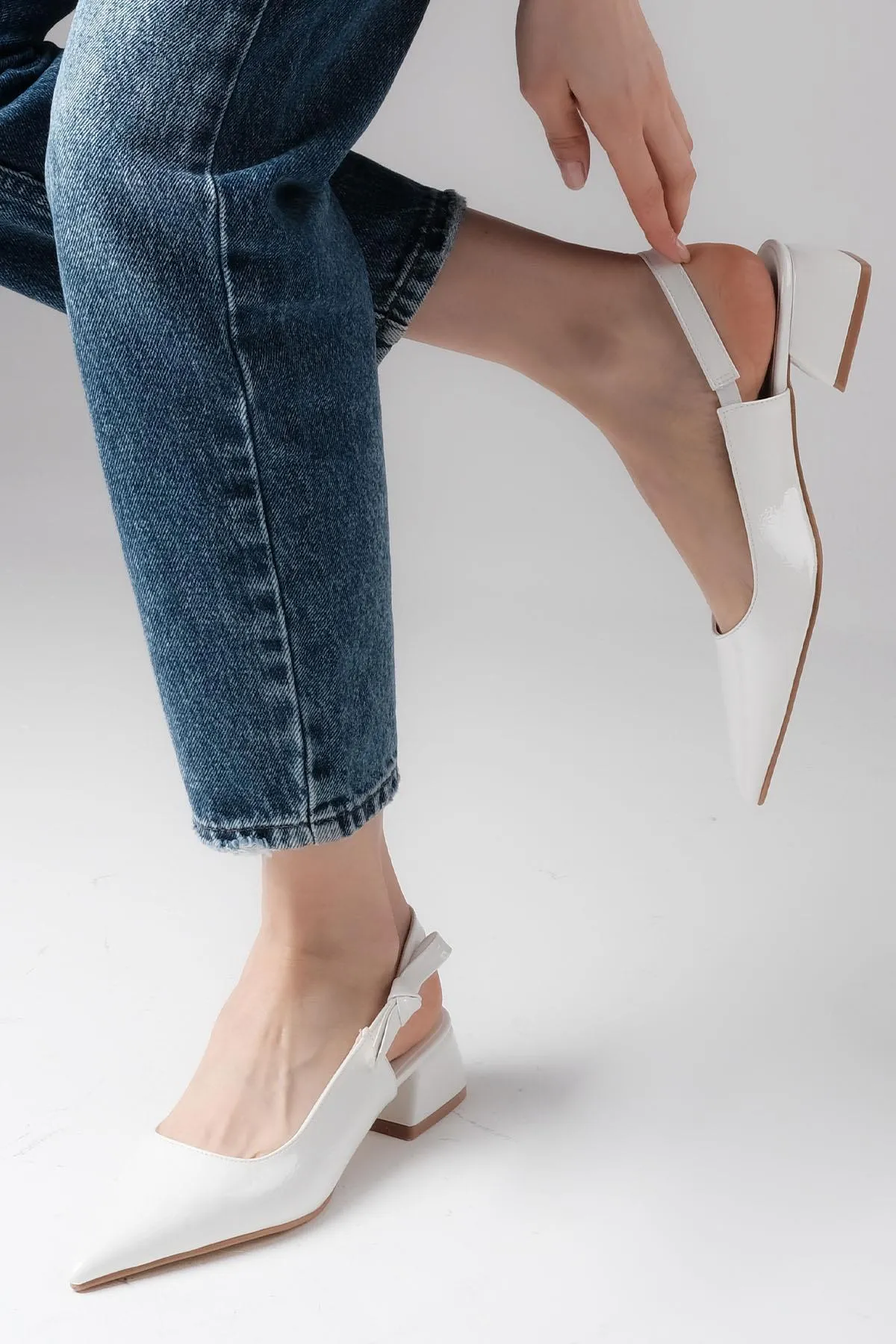 Mio Gusto  Kathy Weiße Lacklederschuhe mit seitlicher Schleife und offenem Rücken für Damen mit kurzem Absatz