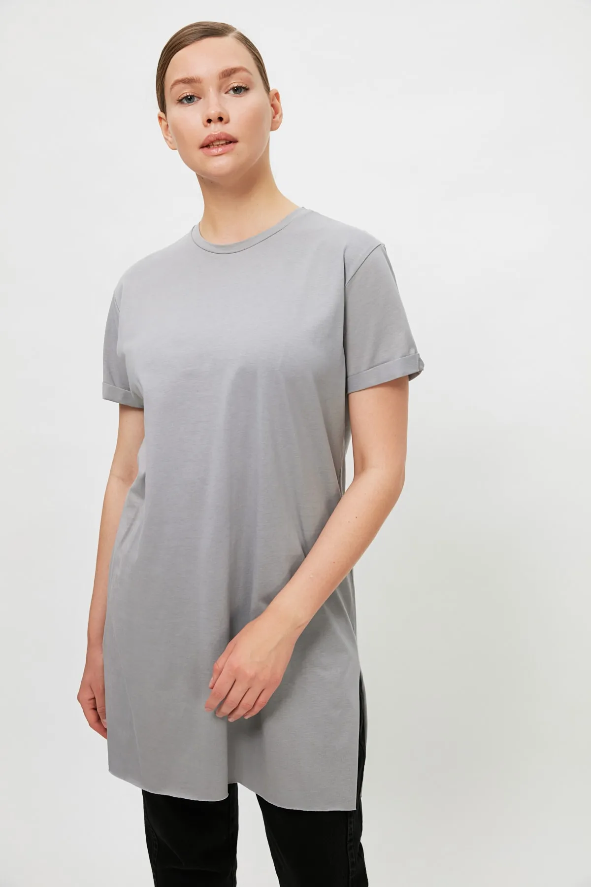 Trendyol Modest  Graues Basic-Kurzarm-Single-Jersey-T-Shirt mit Schlitz aus 100 % Baumwolle TCTSS21TN0056