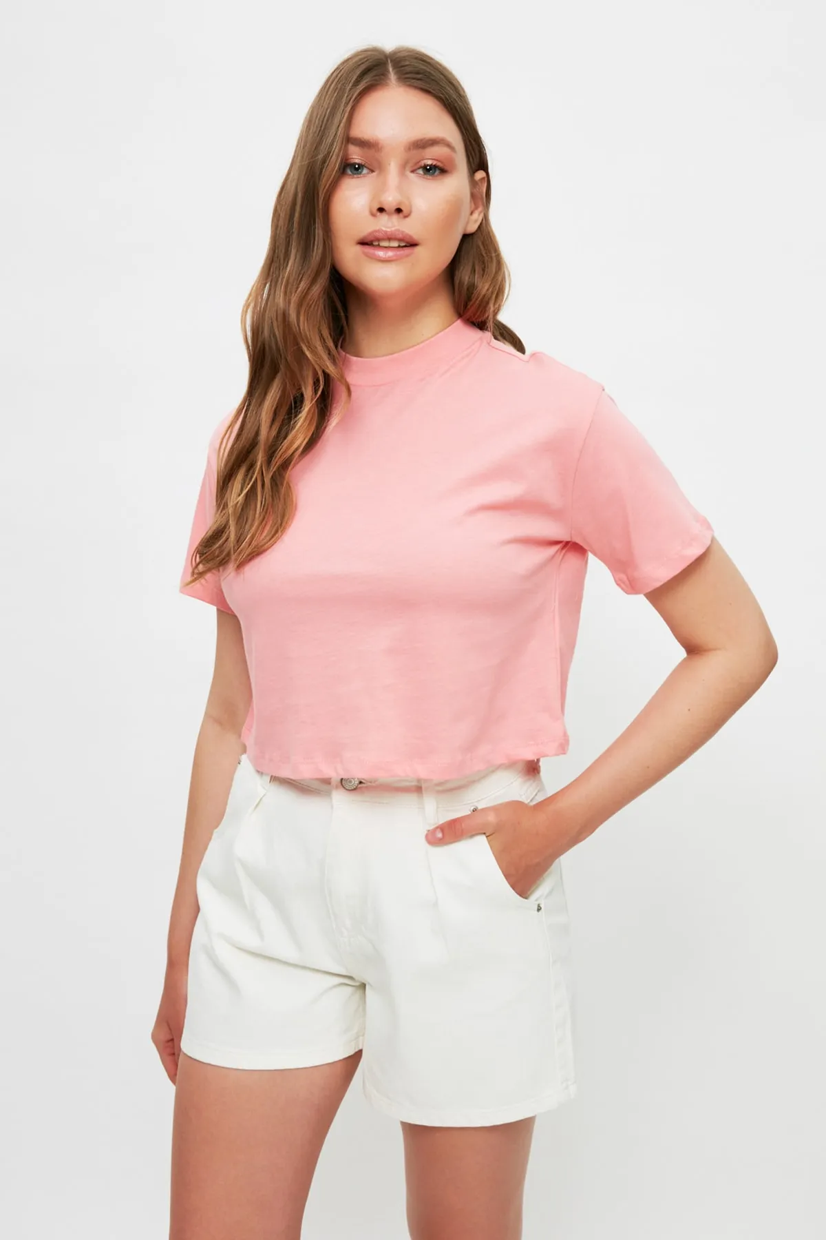 Trendyol Collection  Weiße, nachhaltigere Denim-Shorts mit Falten TWOSS20SR0129
