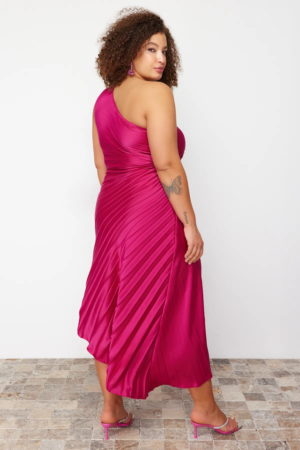Trendyol Curve  Fuchsiafarbenes, plissiertes, gewebtes Kleid mit asymmetrischem Schnitt TBSSS24AH00155