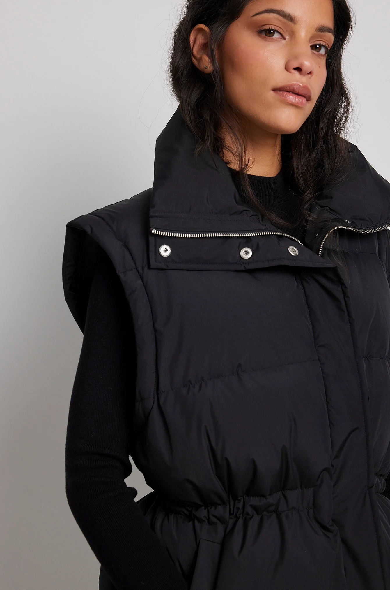Wattierte Jacke mit Daunenmischung mit abnehmbaren Ärmeln