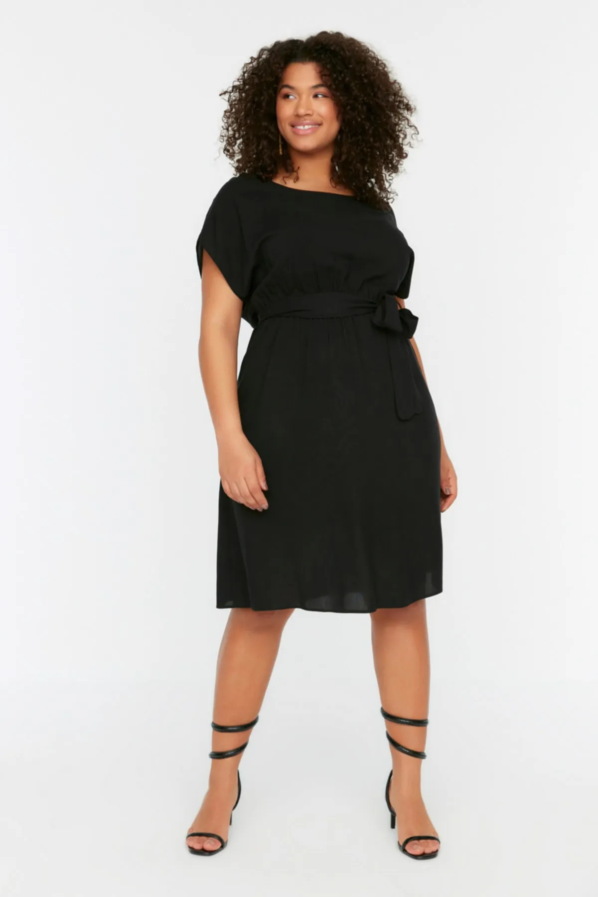Trendyol Curve  Schwarzes gewebtes Kleid mit Gürtel TBBSS22EL0538