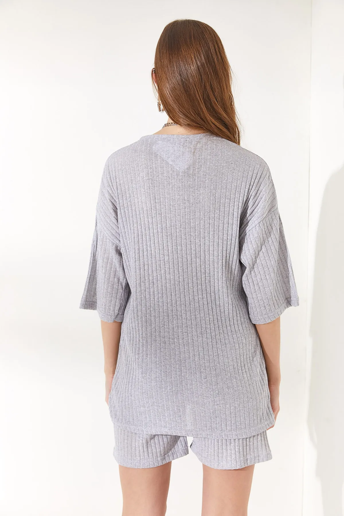 Olalook  Graues Damen-Set mit Unterteil, kurzer Strumpfhose, Oberteil und lockerer Bluse TKM-19000200