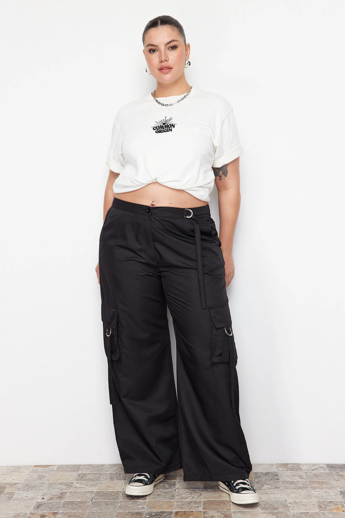 Trendyol Curve  Schwarze Fallschirm-Webhose mit weitem Bein TBBAW24AR00010