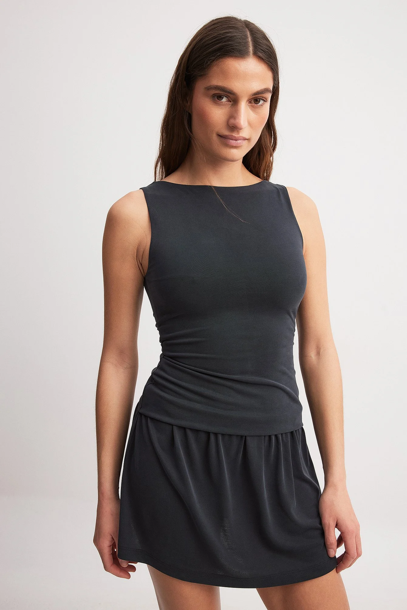 Minikleid mit Hüftdetail und U-Ausschnitt
