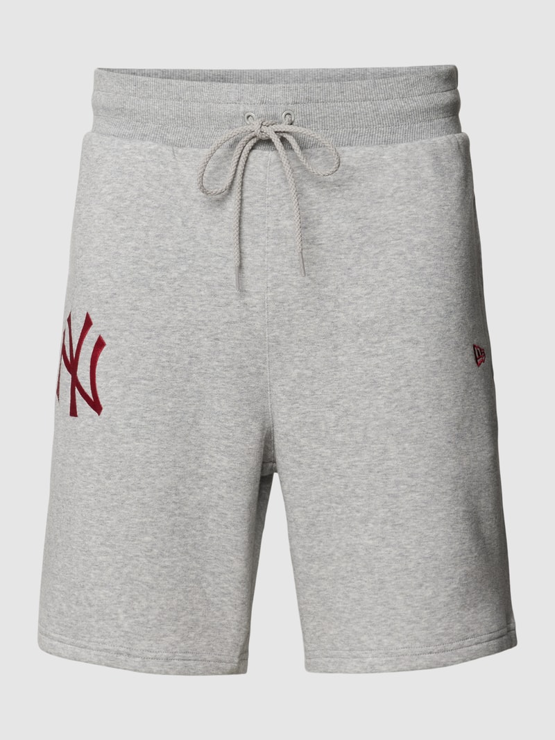 Sweatshorts mit Motiv-Stitching Modell 'LEAGUE ESSENTIALS' in hellgrau meliert