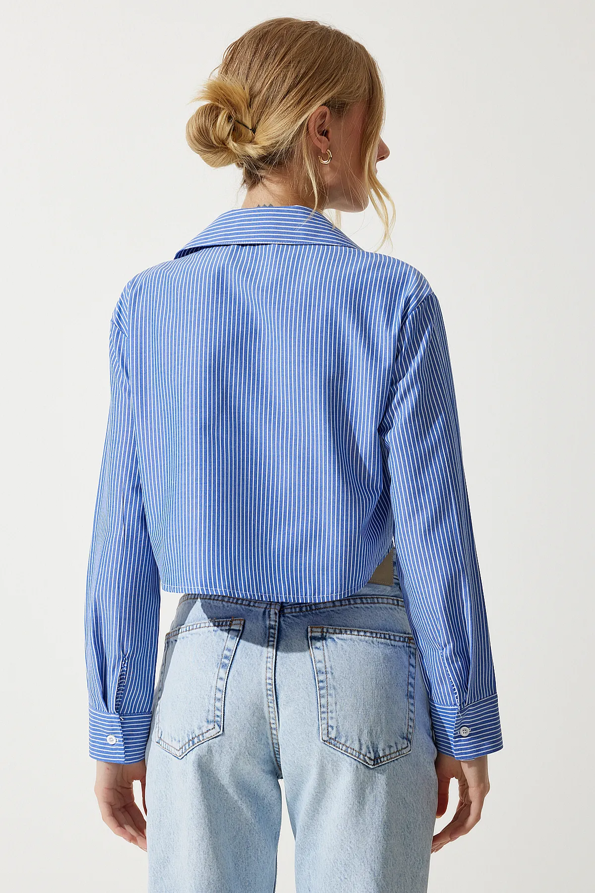 Happiness İstanbul  Marineblaues Premium-Crop-Shirt mit Blumenbrosche für Damen UL00017