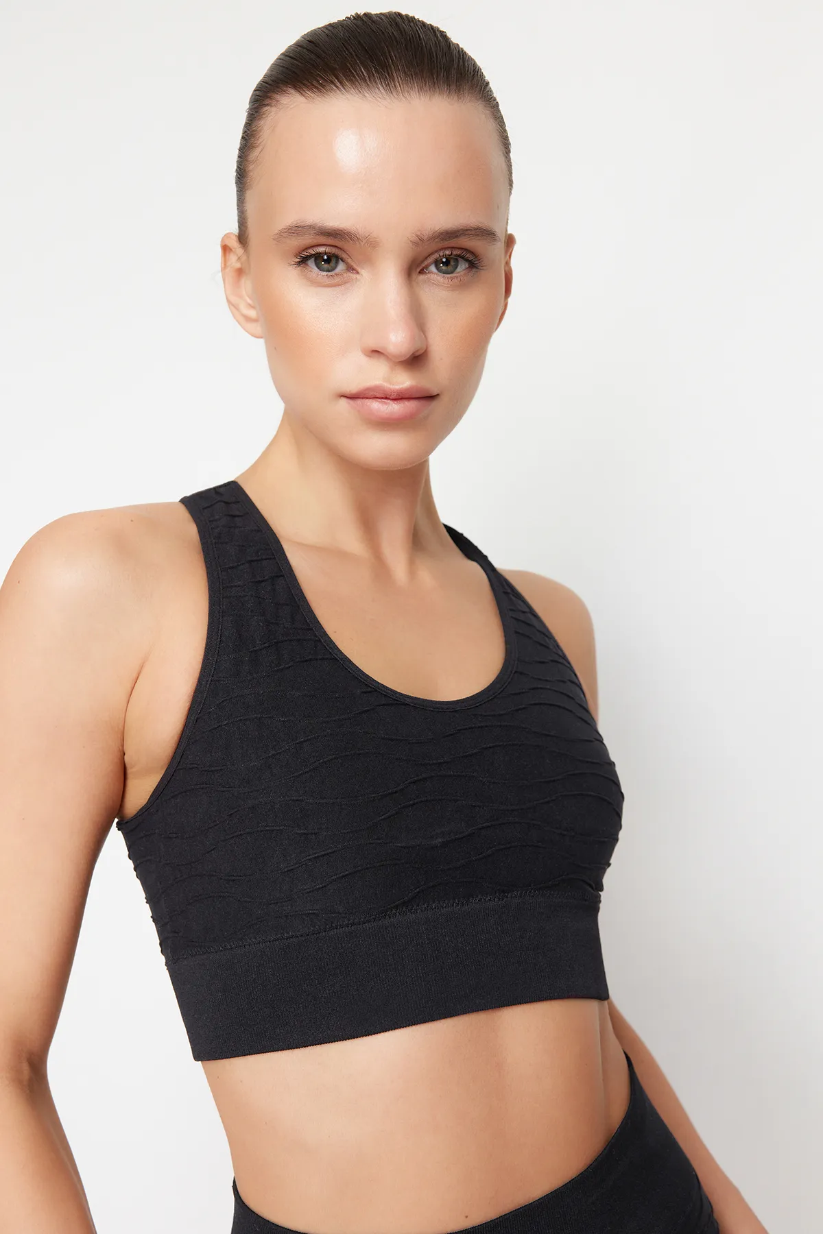 Trendyol Collection  Schwarzer nahtloser/nahtloser Sport-BH aus Strick mit gestütztem/formendem Rückendetail THMSS24SS00030