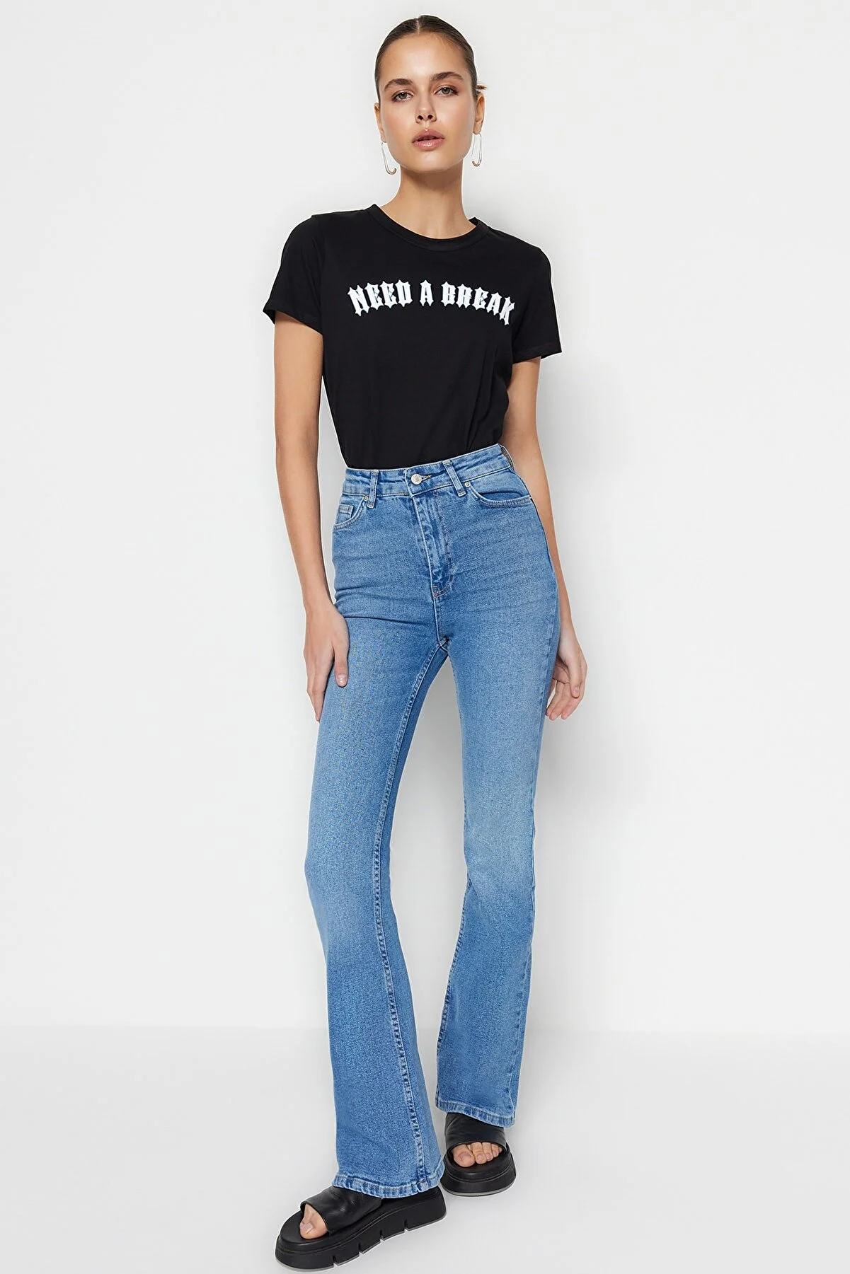 Trendyol Collection  Blaue Schlagjeans mit hoher Taille TWOSS23JE00063