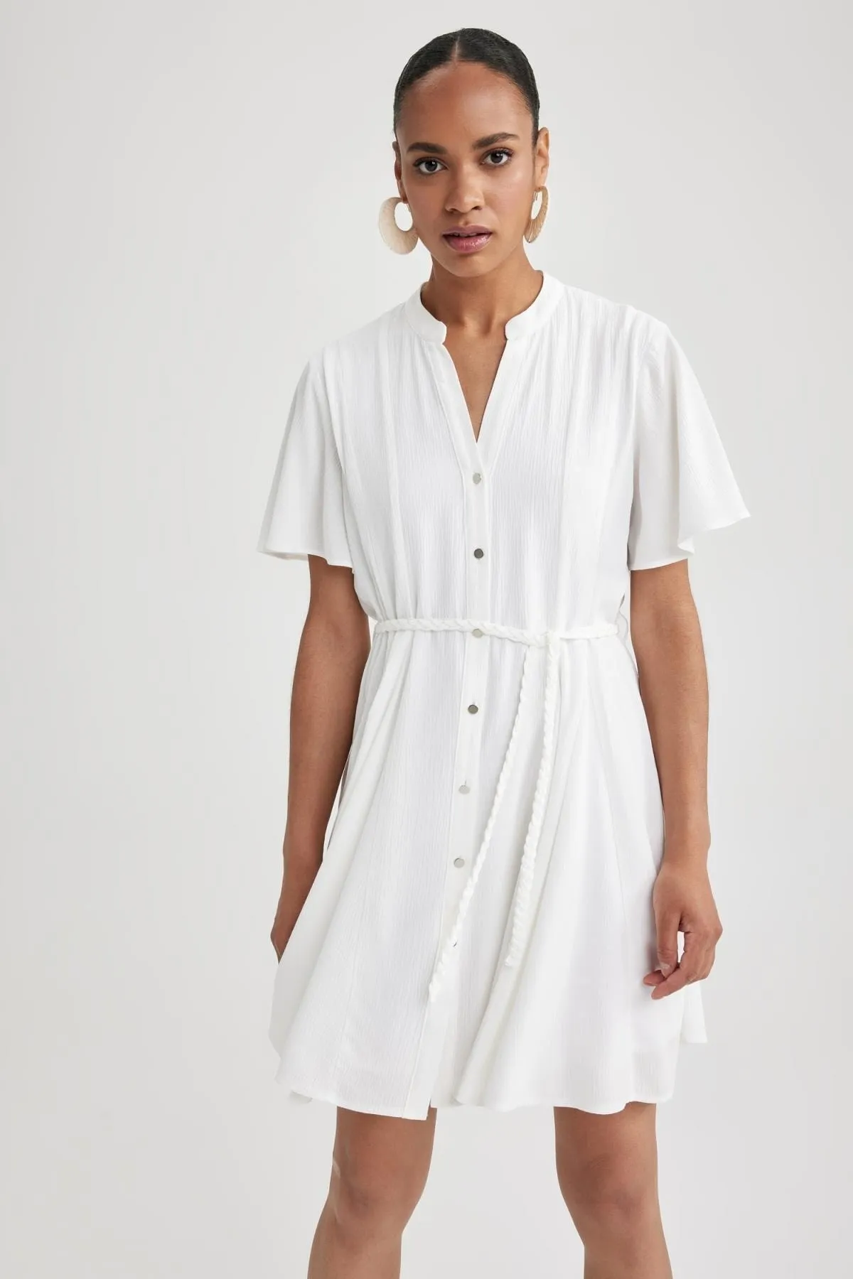 DeFacto  Kurzärmliges Minikleid aus Crinkle-Viskose mit Hemdkragen A9263ax23hs