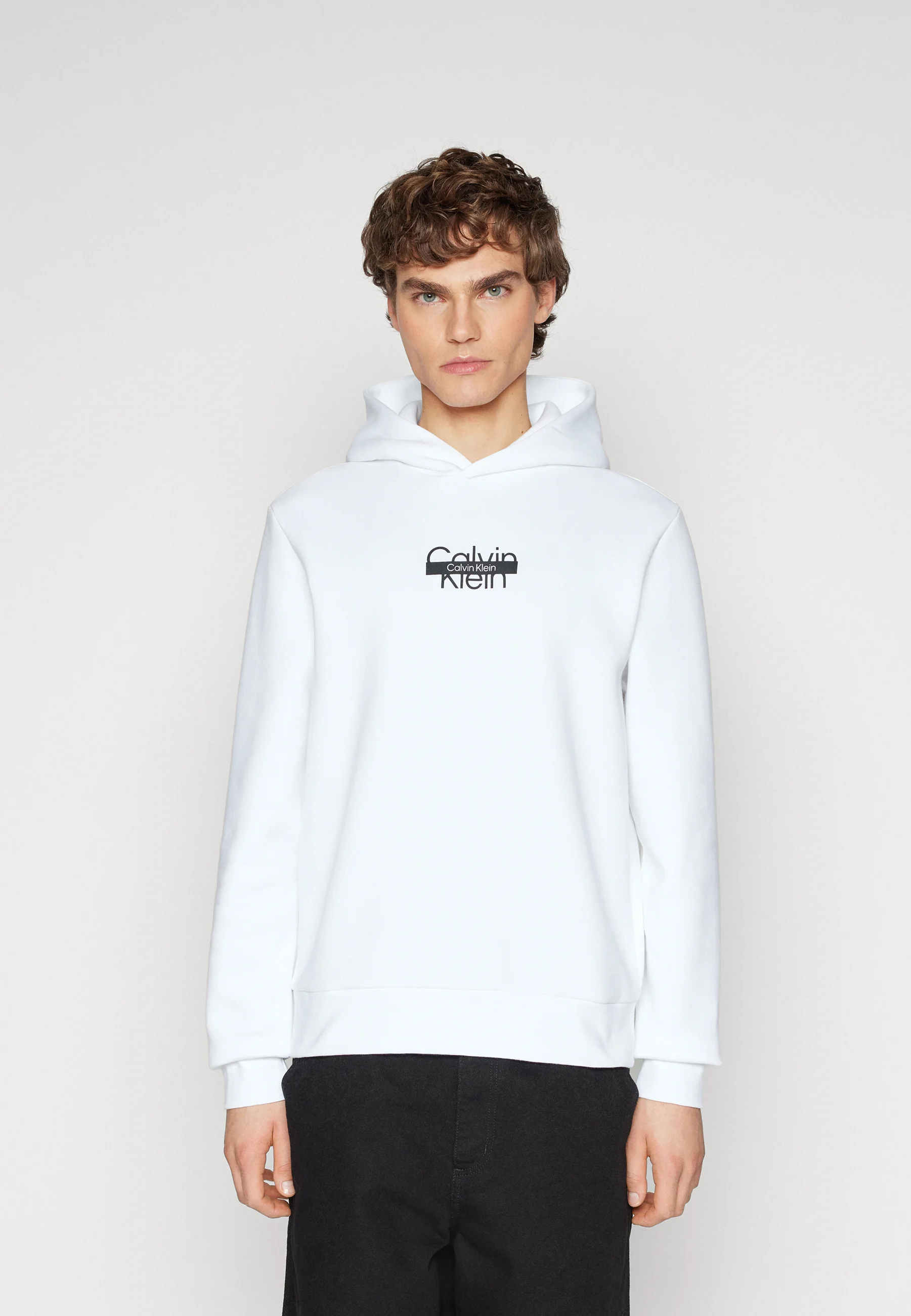 Sudadera con capucha y logo recortado de Calvin Klein