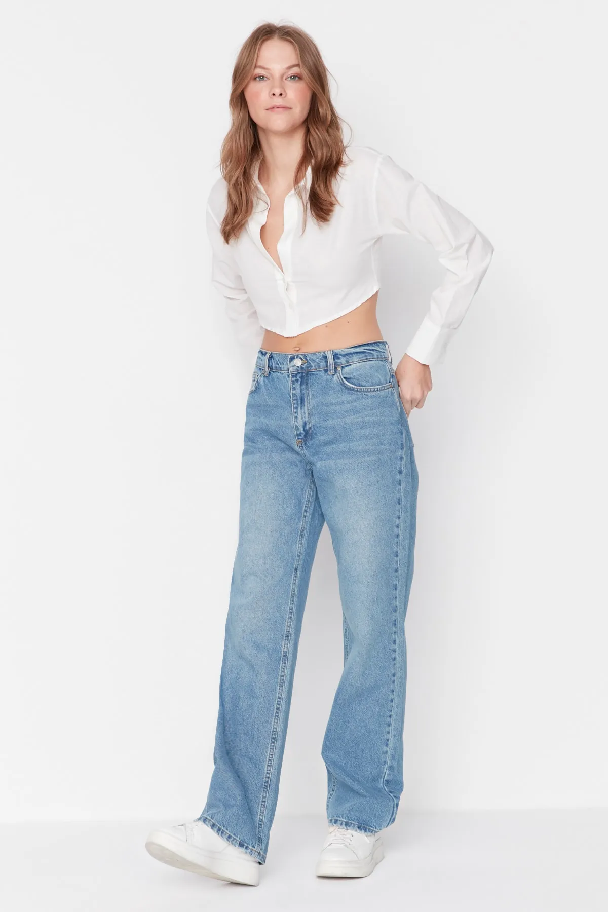Trendyol Collection  Blaue Jeans mit niedriger Taille und weitem Bein TWOAW23JE00566