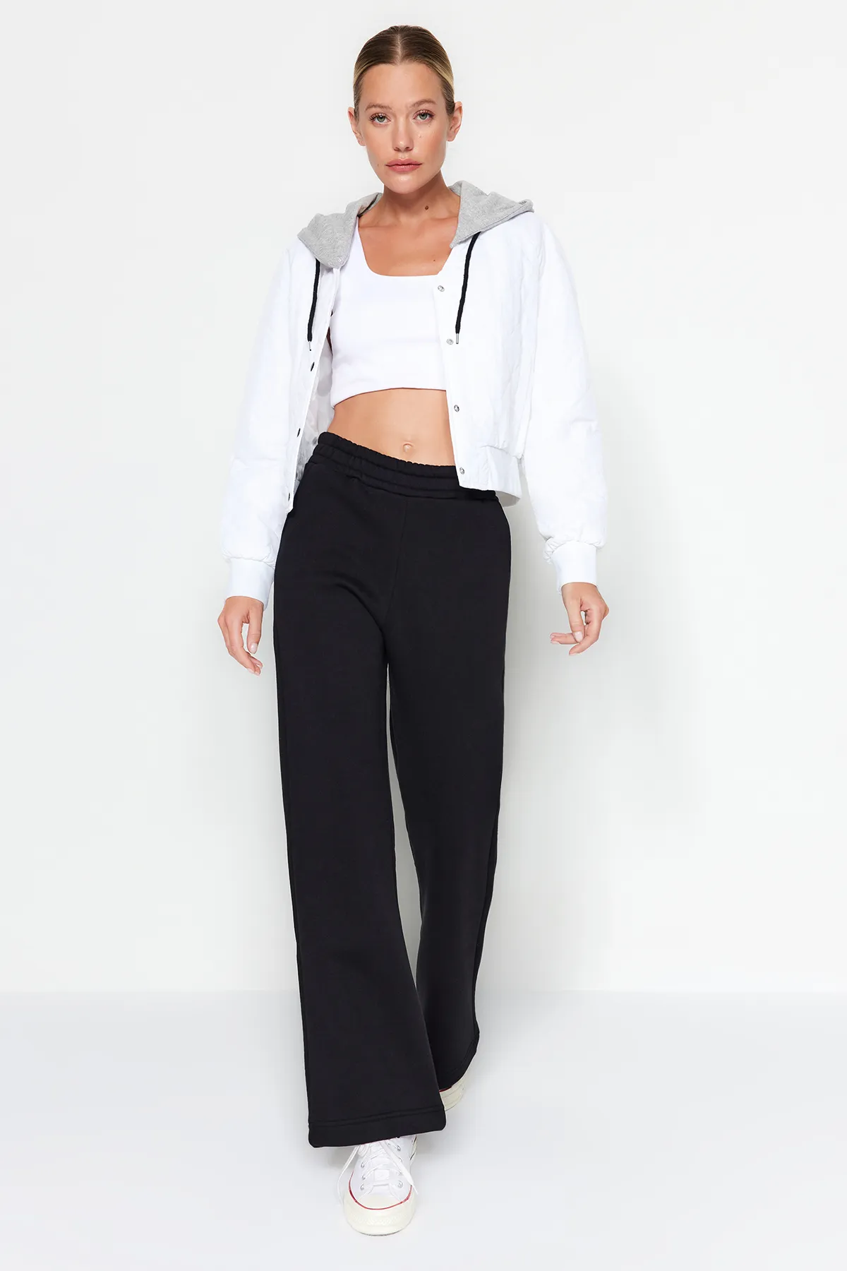 Trendyol Collection  Schwarze Jogginghose mit weitem Bein und bequemer Passform, mit Kordelzug und dicker Fleece-Innenseite TWOAW24EA00026