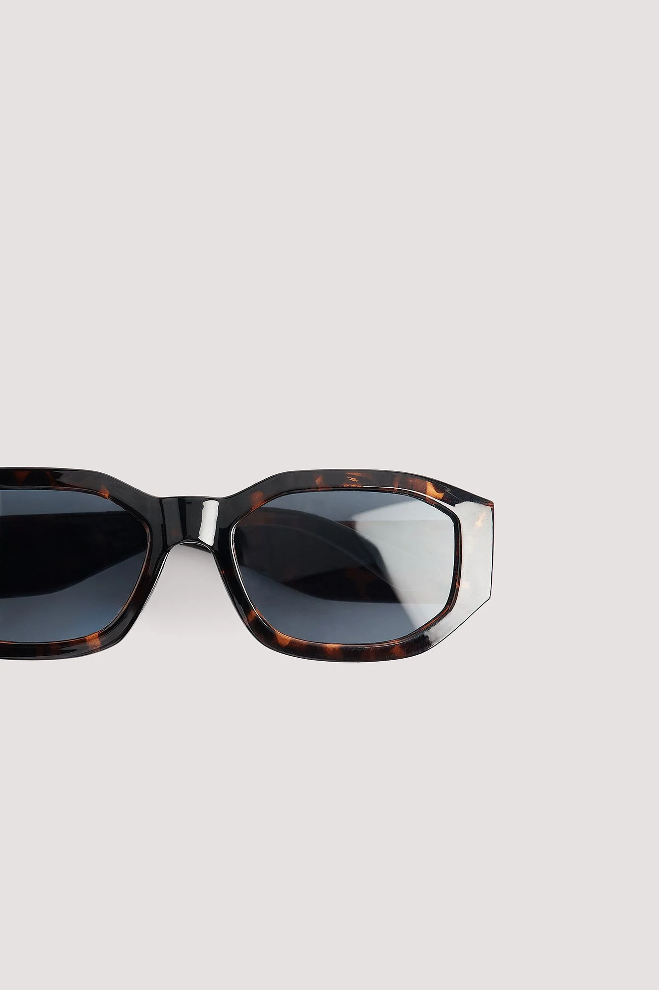 Eckige weite Sonnenbrille