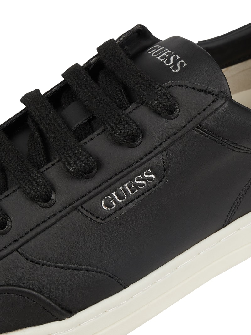 Sneaker in Leder-Optik in schwarz