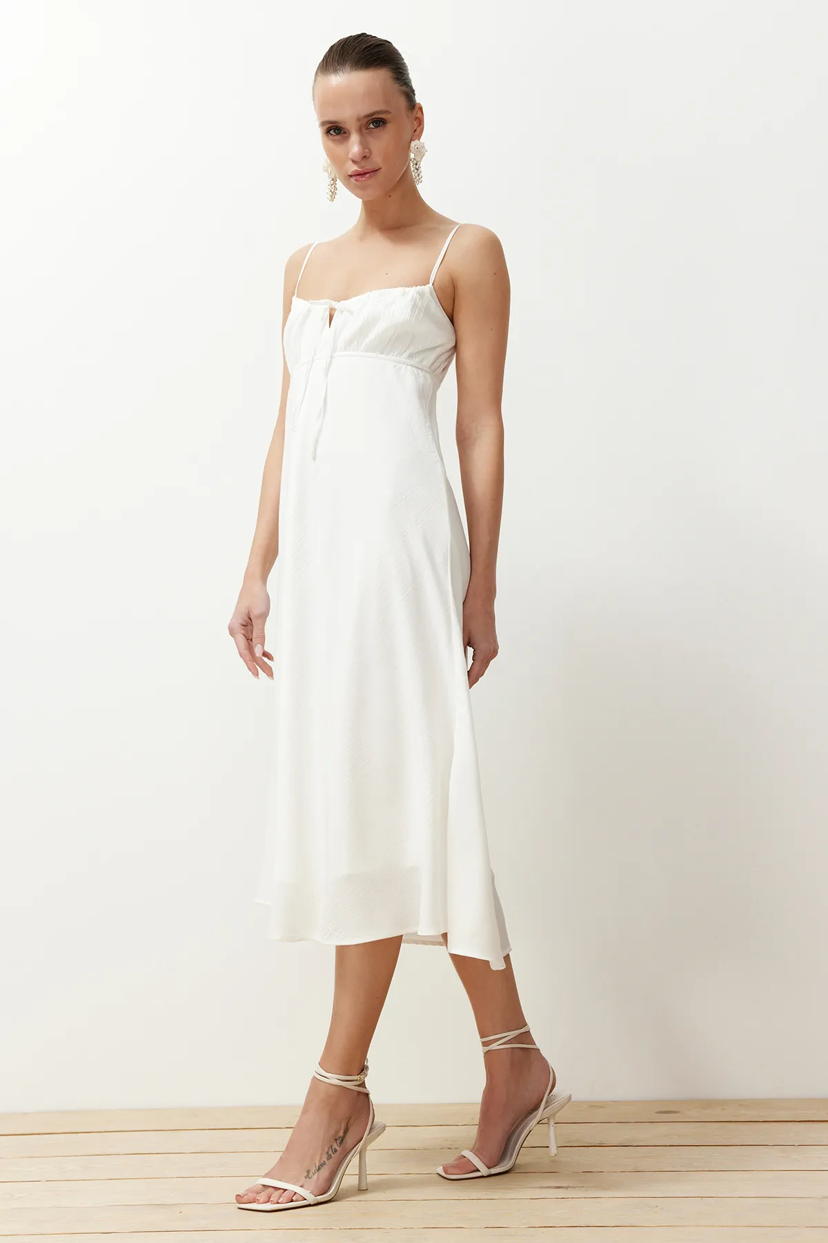 Trendyol Collection  Ecru gewebtes Midikleid TWOSS24EL00739