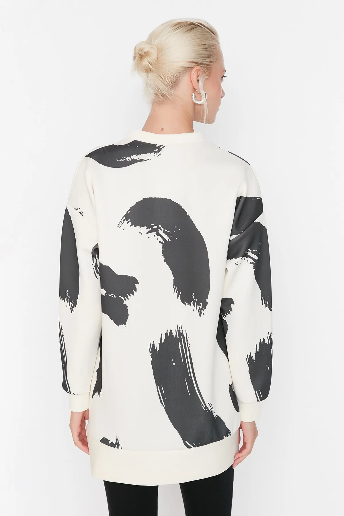 Trendyol Modest  Weißes gemustertes Scuba-Strick-Sweatshirt mit Rundhalsausschnitt TCTAW23TW00049