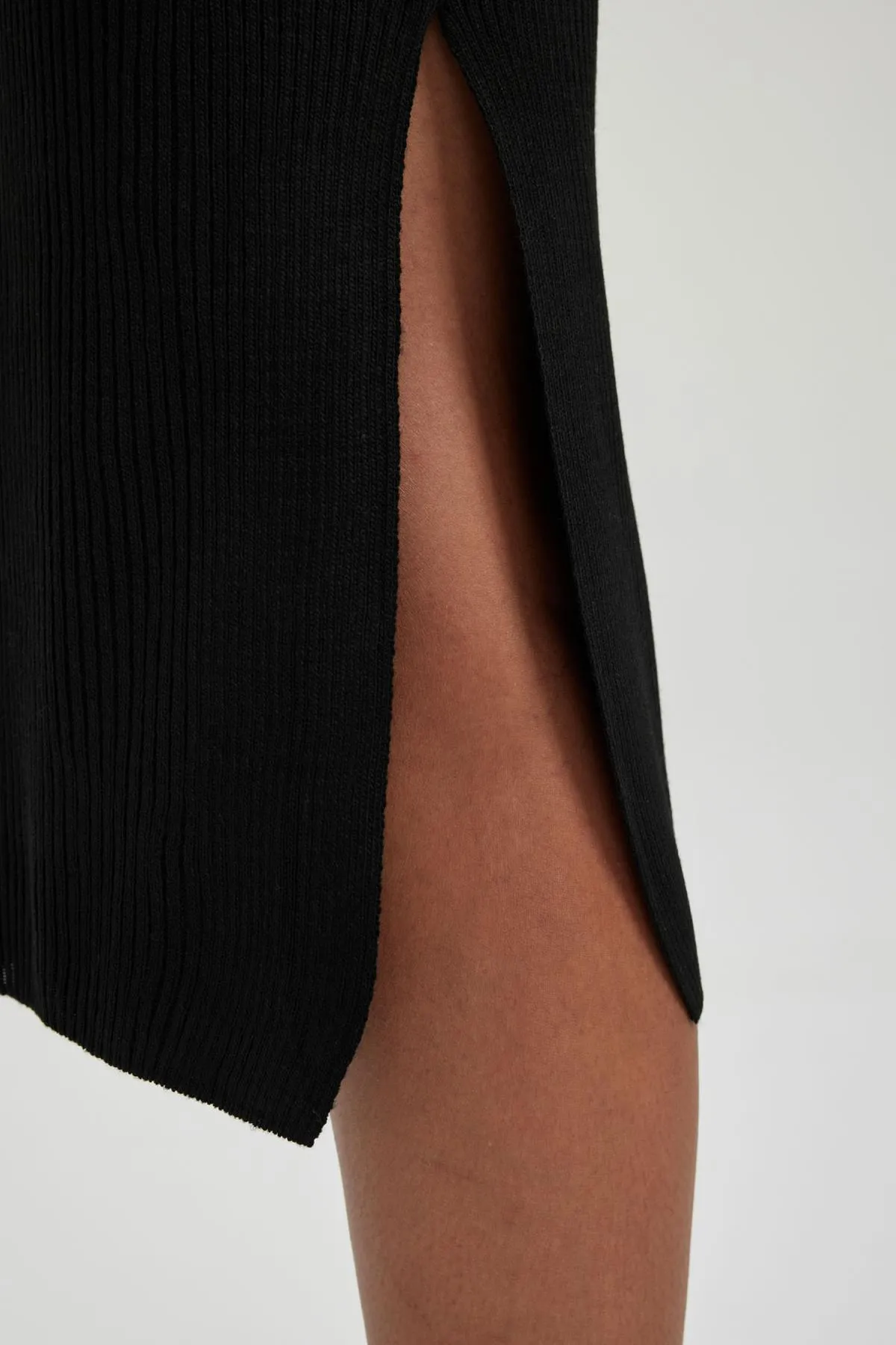 DeFacto  Tailliertes, geripptes Langarmkleid mit Polokragen B2400ax23wn
