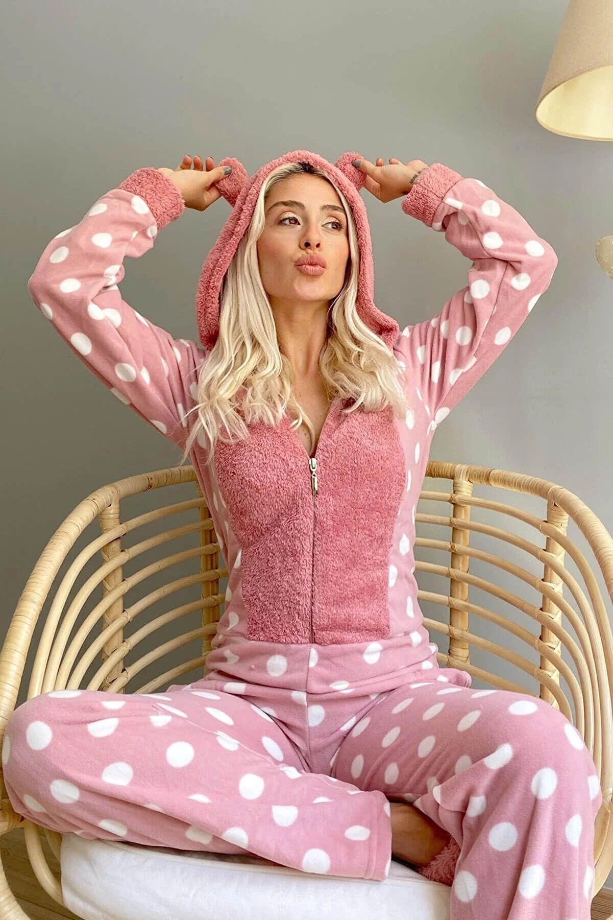 Pijamaevi  Rosa gepunktetes Damen-Pyjama-Set aus Fleece-Plüsch-Overall