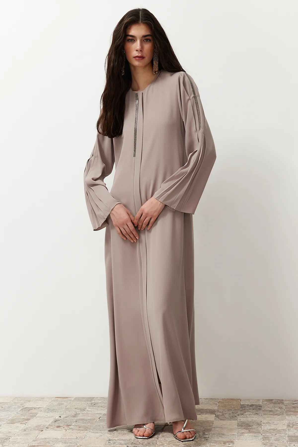 Trendyol Modest  Beigefarbene Mevlana-Kappe & Ferace & Abaya aus dünnem, gewebtem Krepp mit Steinstickereien TCTSS24KF00020