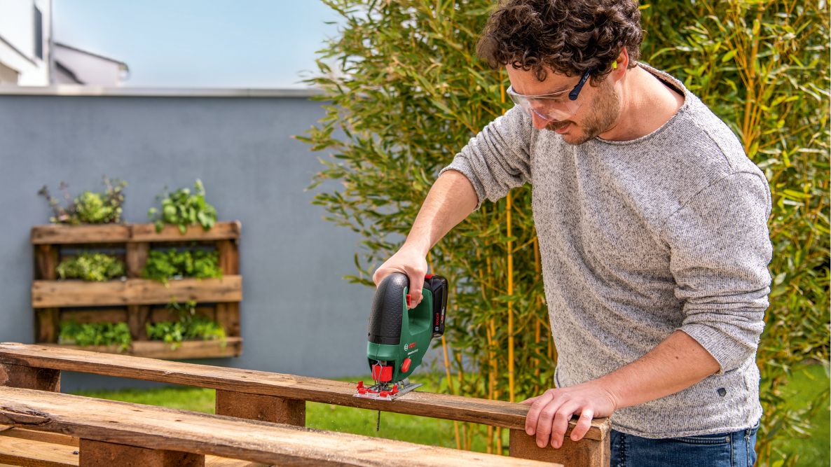 Bosch Green 0603011100 UniversalSaw 18V-100 Akku-Trennsäge (ohne Akku und Ladegerät) im Karton