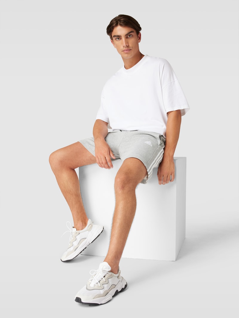Sweatshorts mit Label-Stitching in hellgrau meliert