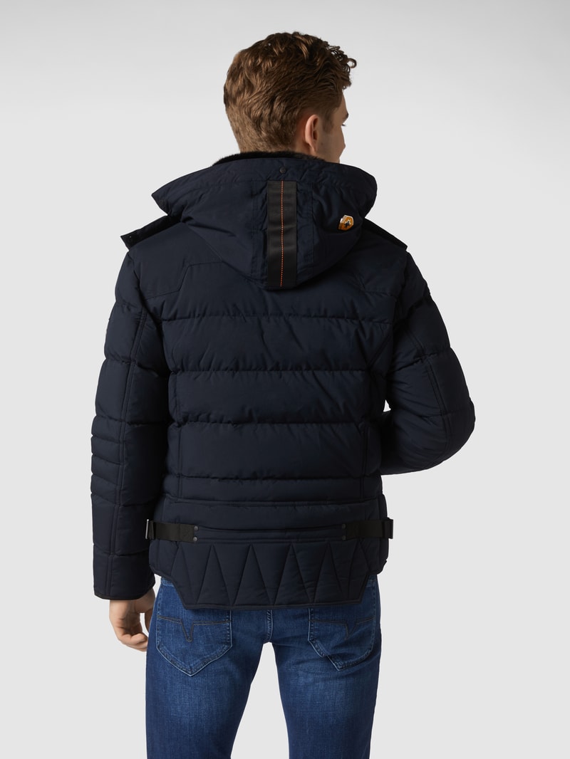 Steppjacke mit Label-Patch in marineblau