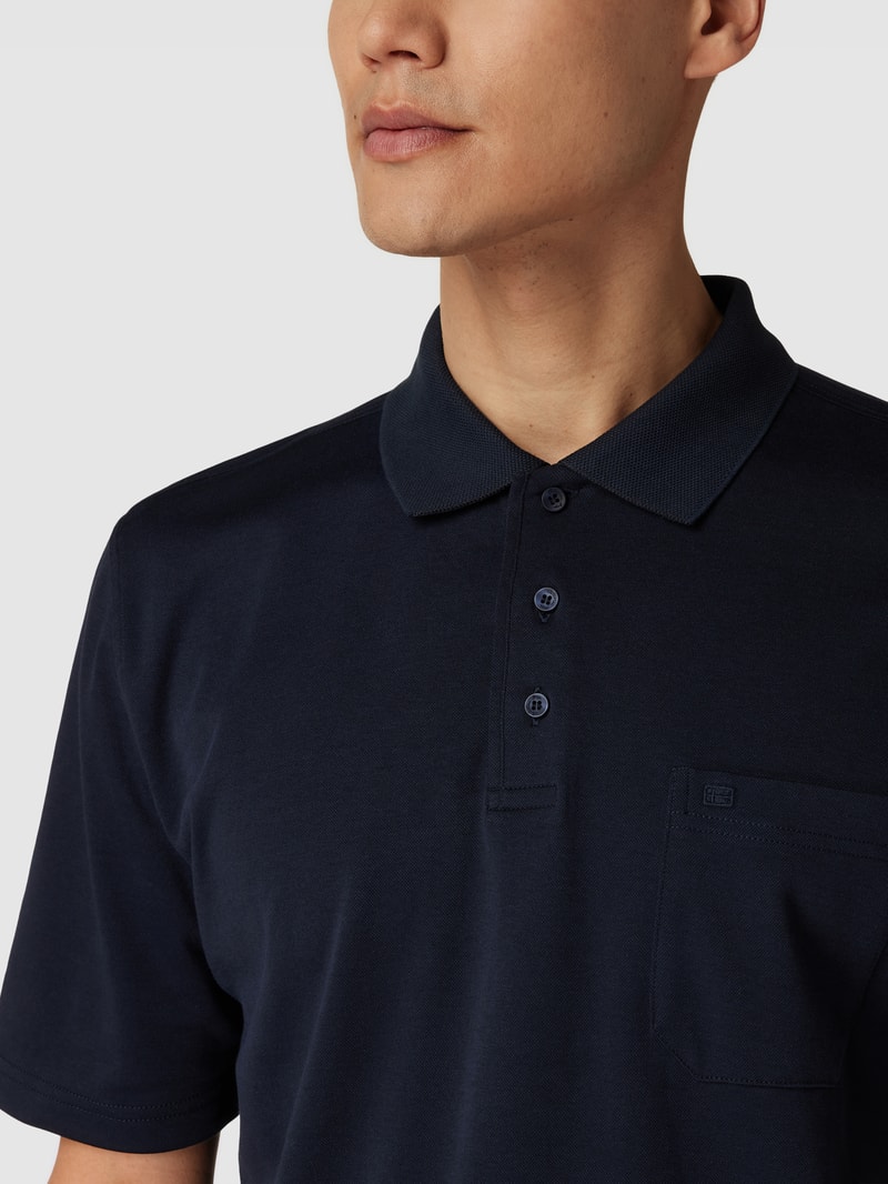 Poloshirt mit kurzer Knopfleiste und Logo-Stickerei in marineblau