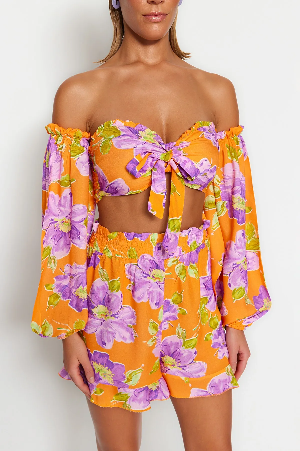 Trendyol Collection  Gewebtes Set mit Bluse und Shorts mit Blumenmuster und Bindeband TBESS22AU0016